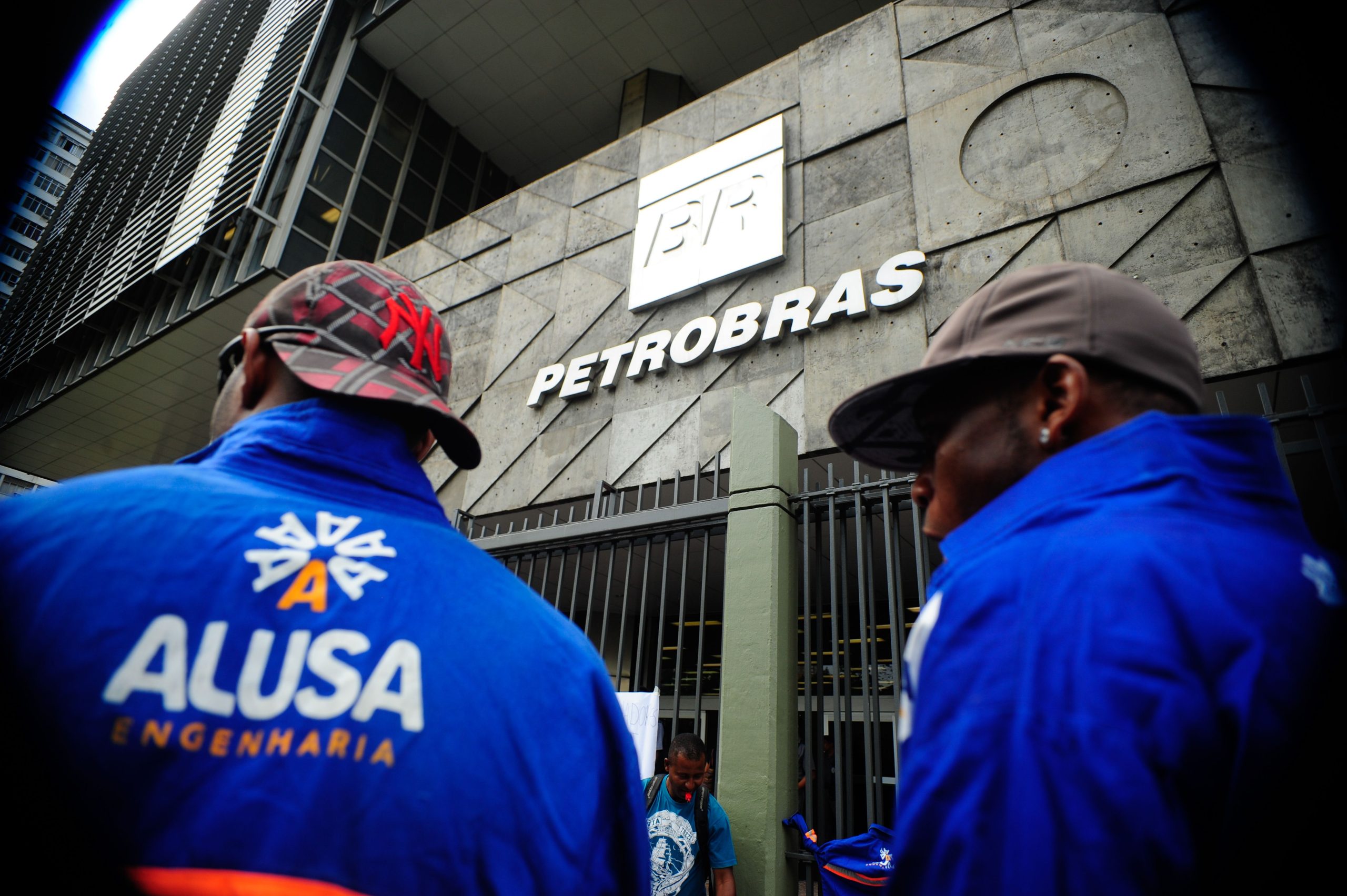 Trabalhadores-da-Comperj-fazem-manifestacao-em-frente-a-sede-da-Petrobras-no-centro-do-Rio-de-Janeiro-foto-Tania-Rego-Agencia-Brasil_201501220005
