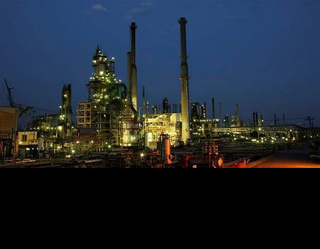 Petrobras diz que produção na Reduc sofre parada por falha no suprimento de energia.