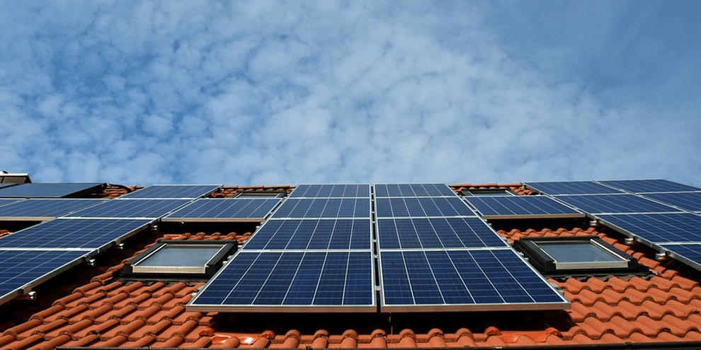 Energia solar cresce 407% em um ano no Brasil impulsionada por painéis em residências