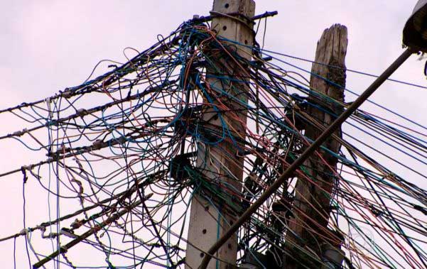 Empresas de telecomunicações têm de corrigir fiação em postes em São Paulo