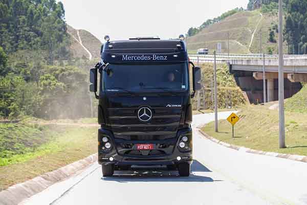 Mercedes-Benz reforça presença no transporte de bebidas