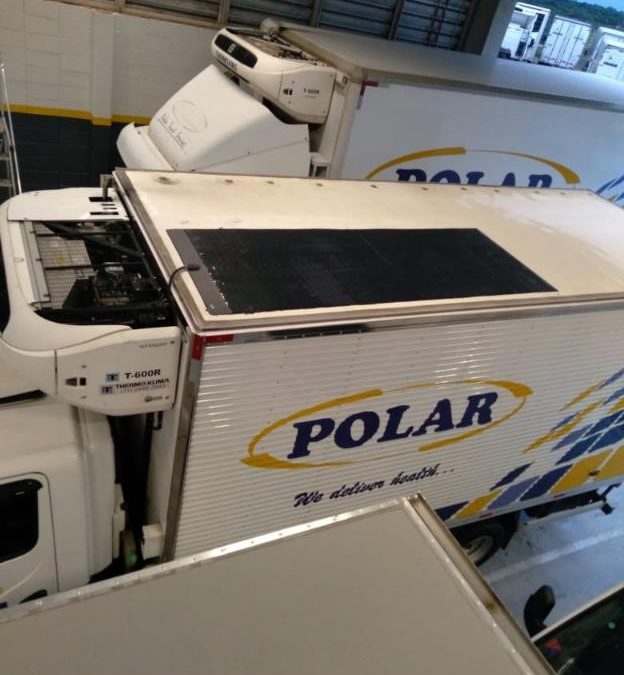 Para reduzir consumo e emissões, DHL Supply Chain instala painel solar inovador em caminhões refrigerados para indústria da saúde