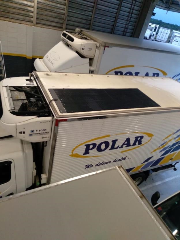 Para reduzir consumo e emissões, DHL Supply Chain instala painel solar inovador em caminhões refrigerados para indústria da saúde