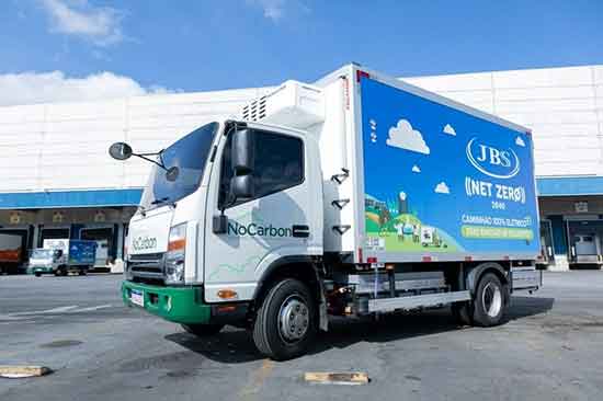 JBS lança nova empresa para a locação de caminhões 100% elétricos   e reduz emissões dos seus negócios