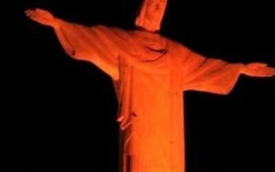 Cristo ganha iluminação laranja na volta do congresso Rio Oil & Gas à cidade, após a pandemia
