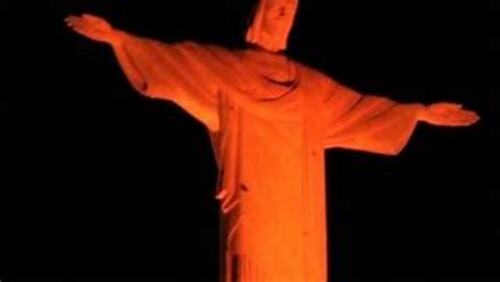 Cristo ganha iluminação laranja na volta do congresso Rio Oil & Gas