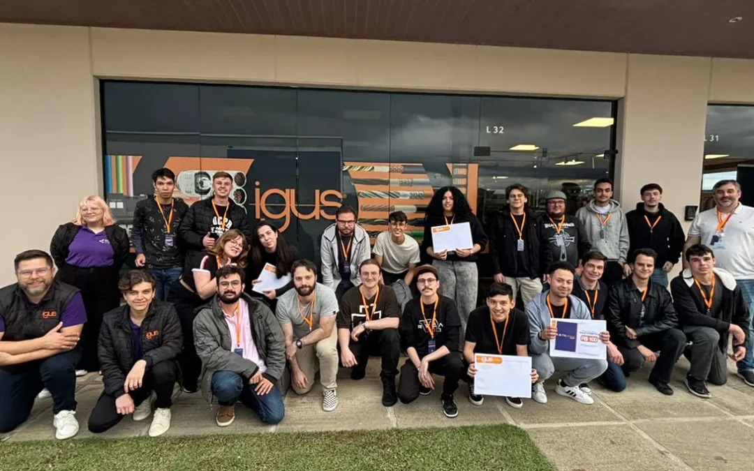 Alunos da PUC-PR participam de treinamento de robótica na sede da igus em SC