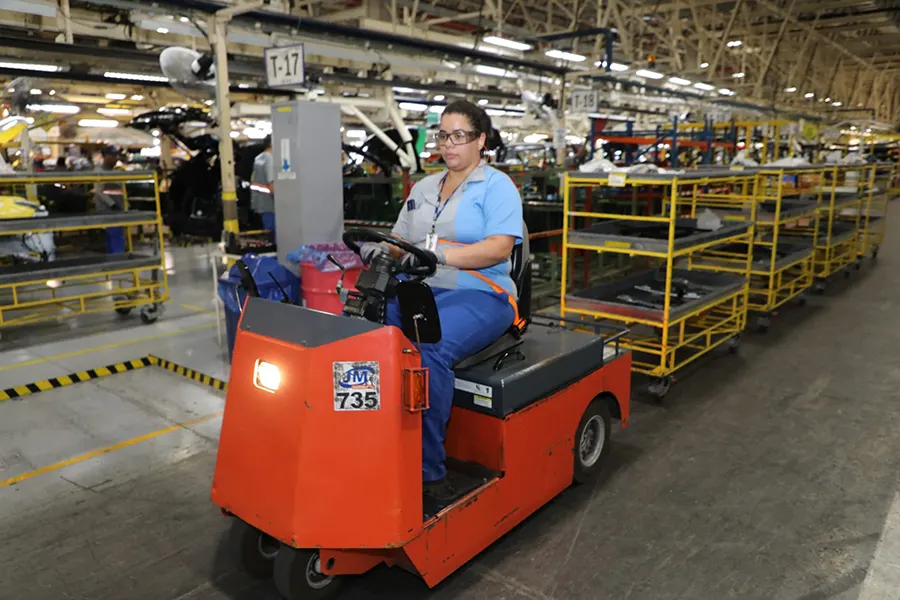 Atividade industrial avança 8,1% em novembro